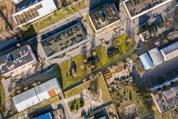 郊区工业区鸟瞰图，有一批现代化的仓库和厂房图片下载