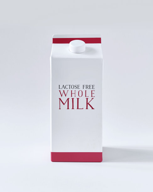 无乳糖牛奶纸盒上的白色背景图片下载