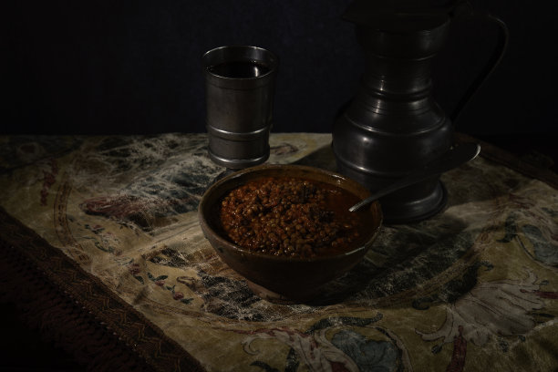 古老的桌子上放着豆类图片下载