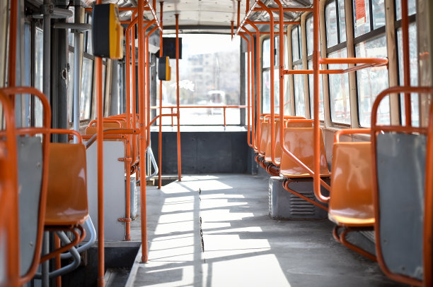 新冠肺炎大流行期间，空荡荡的公共电车里的橙色椅子被清空图片下载