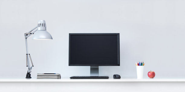 干净的白色办公桌，里面有电脑和台灯。图片下载