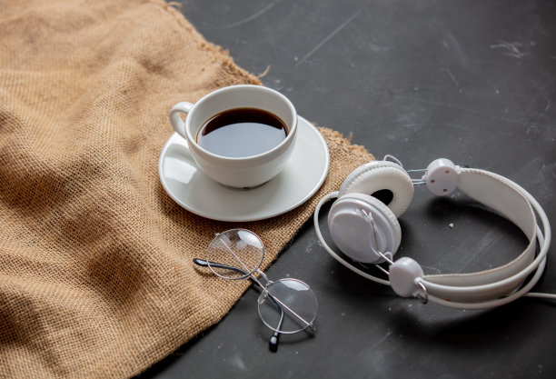 一杯咖啡和带眼镜的耳机图片下载