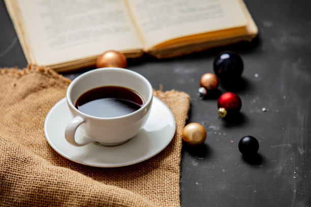 一杯咖啡，一些小玩意和一本书图片下载