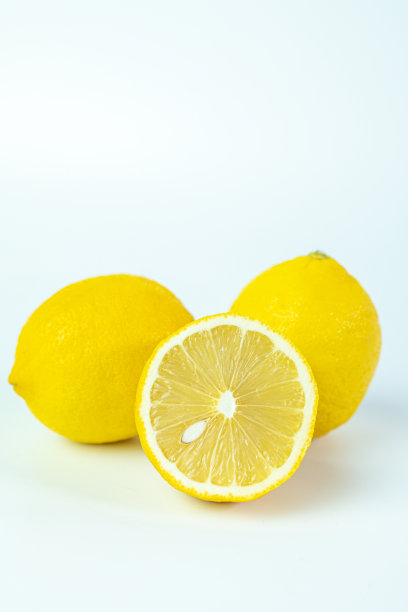 切片新鲜柠檬夏季饮料在白色背景。图片下载