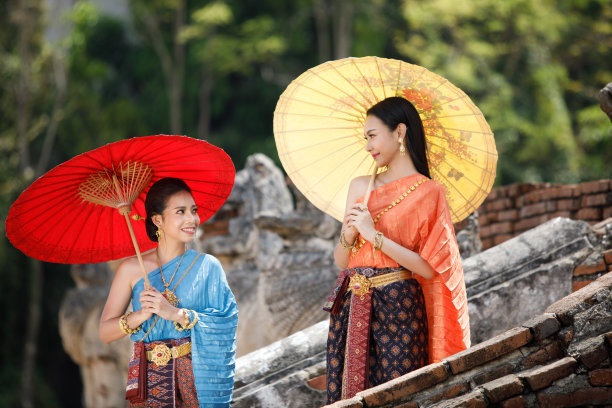 身穿泰式服装的泰国女子在寺庙旅行图片下载