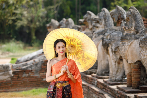 身穿泰式服装的泰国女子在寺庙旅行图片下载
