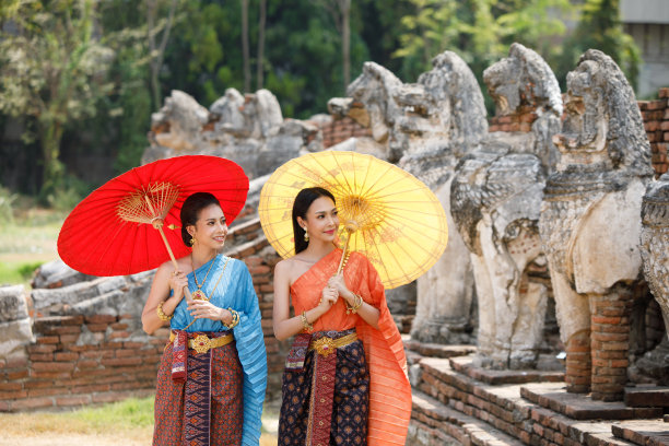 身穿泰式服装的泰国女子在寺庙旅行图片下载