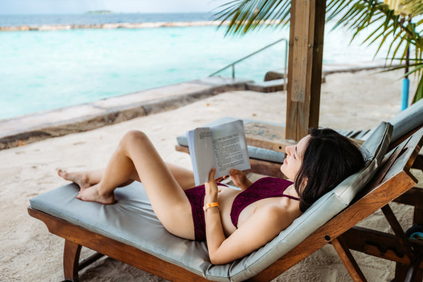 在海滩上阅读图片下载