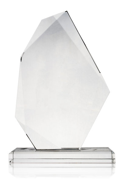 白色背景上的水晶奖杯图片下载