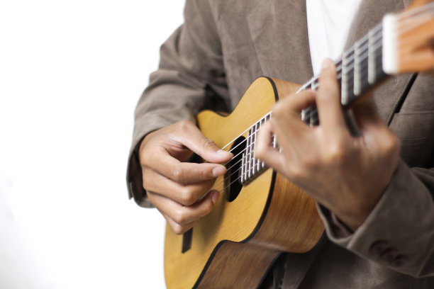 吉他手正在弹原声吉他图片下载