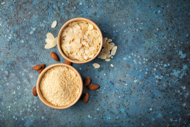 杏仁粉，放入碗中，加坚果片图片下载