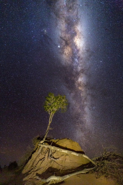 星星和银河覆盖了澳大利亚的沙漠景观图片下载