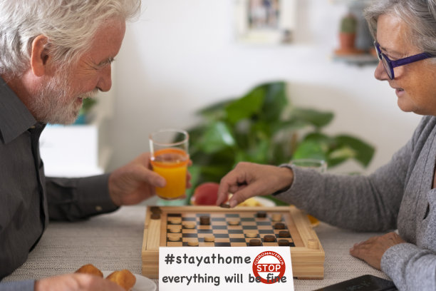 2名老人居家避免感染冠状病毒。积极的信息，一切都会好起来的。一对老年夫妇，预防和积极的观念图片下载