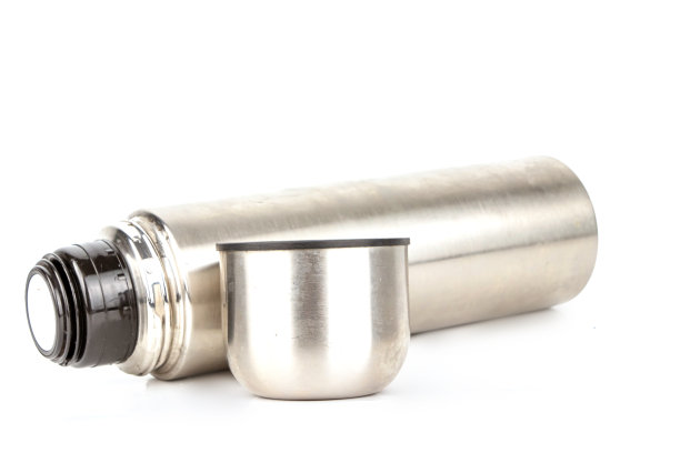 白色背景下孤立的银色热水瓶。图片下载