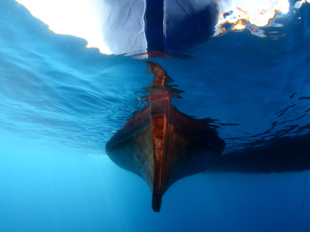 海洋和船壳在水下图片下载