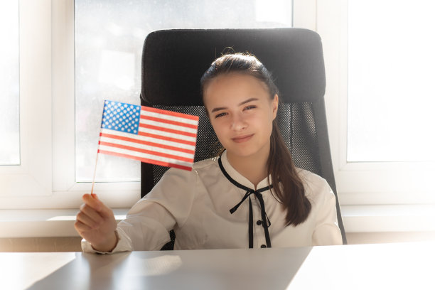 在美国政治总部展示美国国旗的美国女孩图片下载