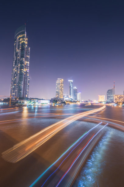 从他信大桥上看，曼谷湄南河上的摩天大楼和小型交通路线。曼谷,图片下载