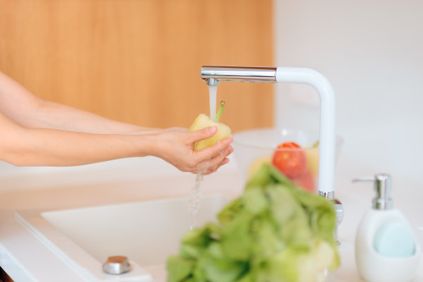 在厨房水槽里洗蔬菜的人素材图片