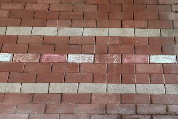 孩子们用彩色粉笔在瓷砖上画画图片下载