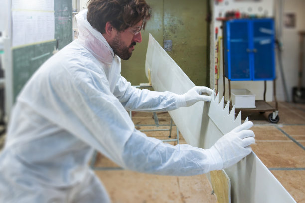 学生，技术人员正在车间学习叶片维修，并在风力涡轮机叶片上放置锯齿以降低噪音图片下载