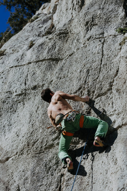 攀岩者的行动图片下载