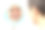 中年男子看着手中的镜子。图片下载
