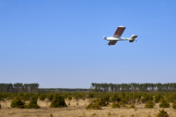 无线电飞行无线电控制飞机在田野上空的飞行图片下载
