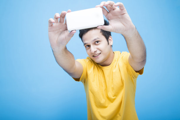 白色背景下的年轻人图片素材图片下载