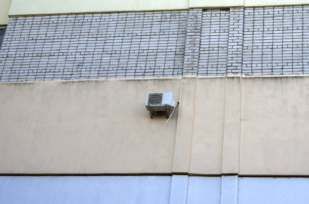 室外空调在墙上。图片下载