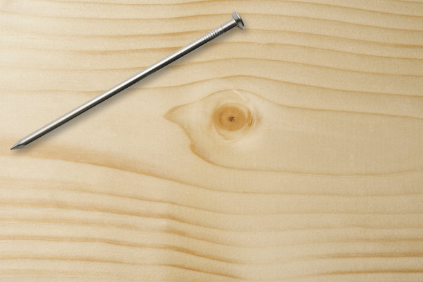 木板上的长钉子图片下载