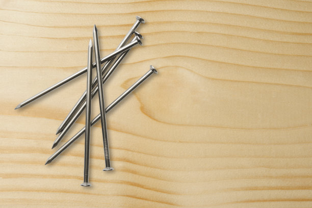 木板上的长钉子图片下载