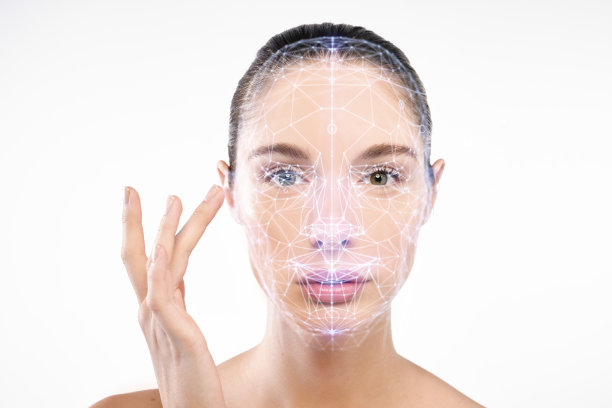 未来和技术扫描的面孔，一个美丽的女人的面部识别和扫描的人图片下载