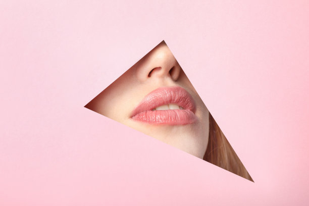 画女人的嘴唇变成纸洞图片下载