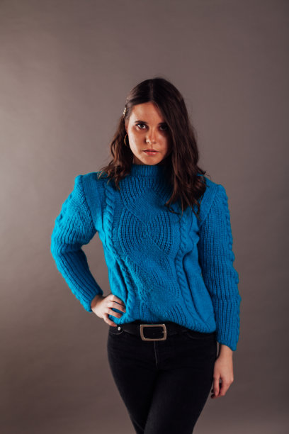 身穿蓝色毛衣的时尚年轻美女肖像图片下载