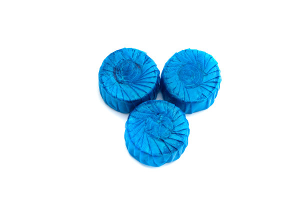 马桶清洁剂，白色背景上的蓝色气泡图片下载