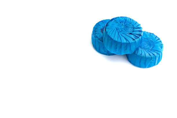 马桶清洁剂，白色背景上的蓝色气泡图片下载