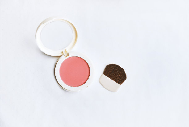 粉与腮红粉底上白色服装，化妆品概念图片下载