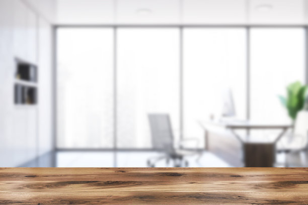 桌子在模糊的行政办公室内部图片下载