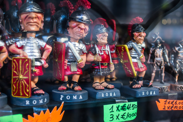 商店橱窗里的罗马军团的人偶图片下载