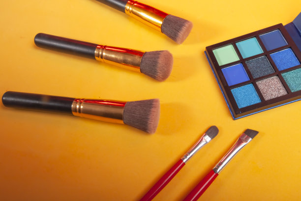 一套装饰化妆品在黄色的背景。构成概念图片下载