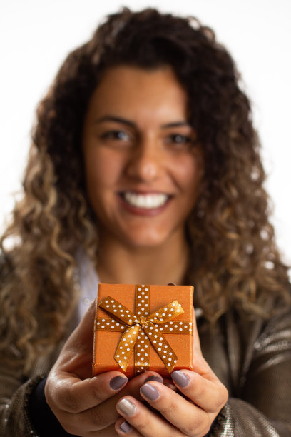 卷头发的女人正在送节日礼物图片下载