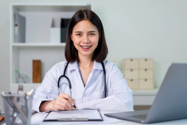 微笑的亚洲医生在办公室里戴着听诊器图片下载