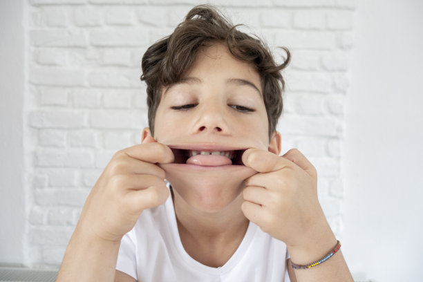 一个小孩在做鬼脸图片下载