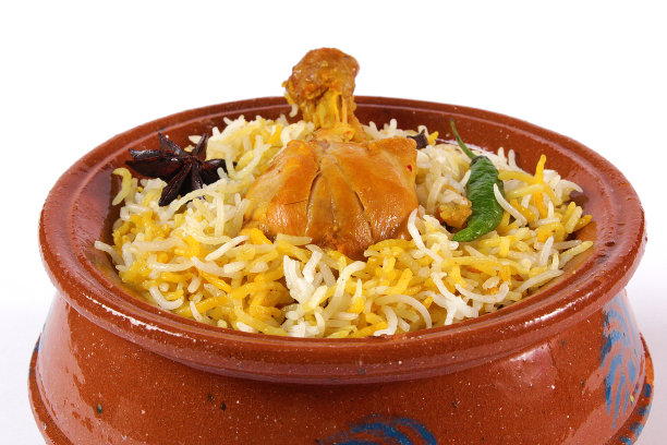 美味的香辣鸡饭在传统碗白底，印度或巴基斯坦著名的马沙拉米食物。土豆和肉是这个食谱的主要成分|最好的斋月开斋餐。图片下载