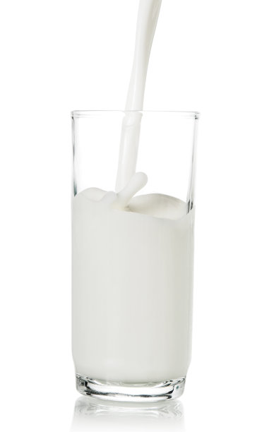 在玻璃杯中倒入牛奶图片下载