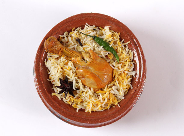 美味的香辣鸡饭在传统碗白底，印度或巴基斯坦著名的马沙拉米食物。土豆和肉是这个食谱的主要成分|最好的斋月开斋餐。图片下载