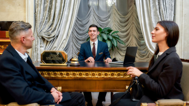 商务旅客与酒店客户关系经理交谈图片下载