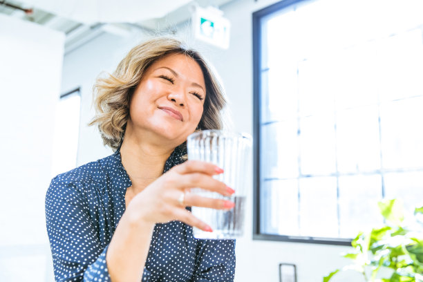 亚洲女性饮用水图片下载