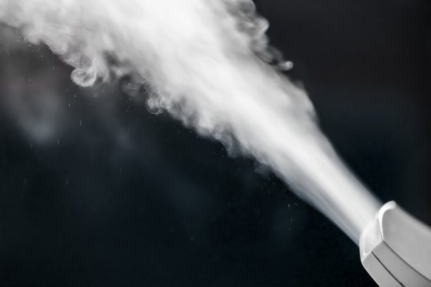 近距离蒸汽从空气加湿器在黑色背景。健康、疾病预防图片下载