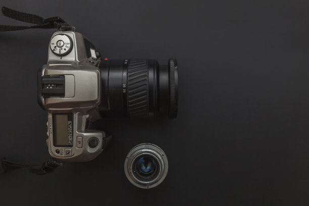 摄影师工作场所的单反相机系统和镜头在深色的黑色桌子背景。爱好旅游摄影概念。平放俯视图拷贝空间图片下载